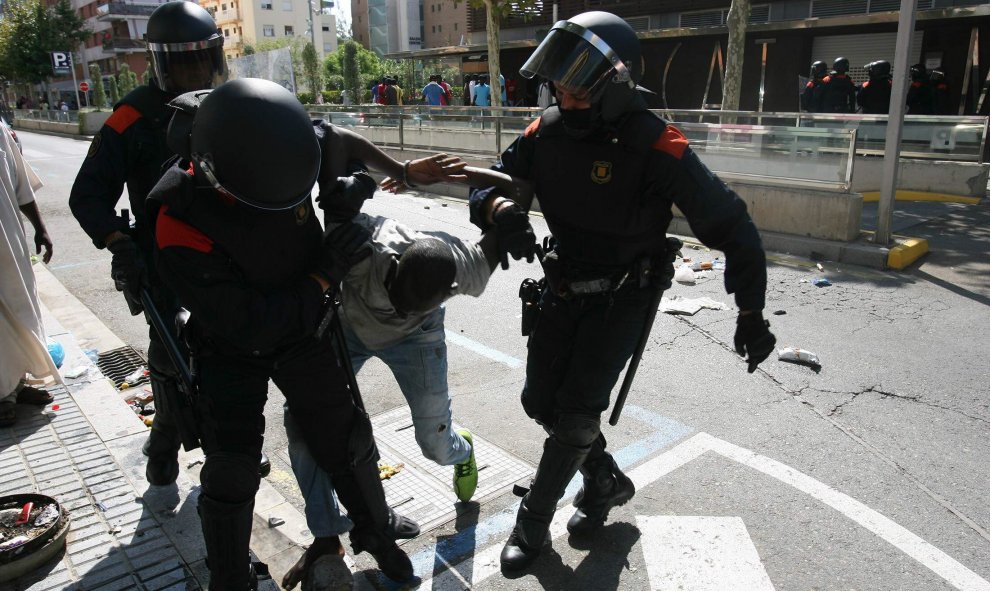 Miembros de los Mossos d'Esquadra se llevan a un participante en los disturbios que han tenido lugar hoy en Salou. EFE/Jaume Sellart