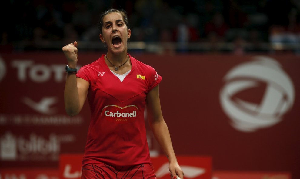 La jugadora española, Carolina Marín, tras vencer a Tee Jing Yi, de Malasia, durante el partido femenino de bádminton en el Campeonato Mundial de la BWF en Yakarta, 11 de agosto de 2015. REUTERS / Beawiharta