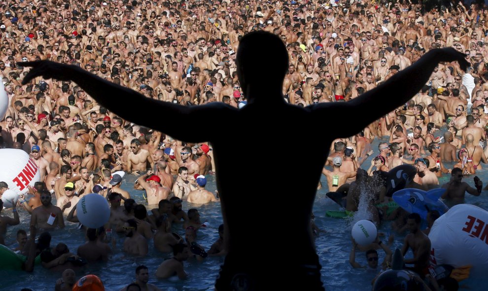 La Water Park Party ha reunido hoy a unos 8.000 gays y lesbianas en el recinto del parque acuático de Isla Fantasía, en la localidad barcelonesa de Vilassar de Dalt. REUTERS/Albert Gea
