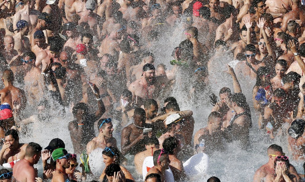 La Water Park Party ha reunido hoy a unos 8.000 gays y lesbianas en el recinto del parque acuático de Isla Fantasía, en la localidad barcelonesa de Vilassar de Dalt. REUTERS/Albert Gea