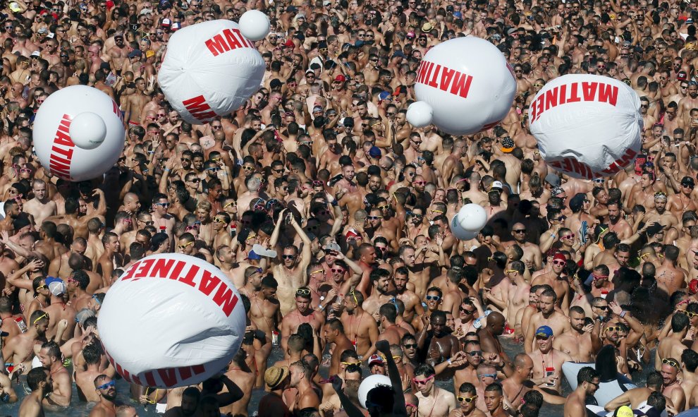 La Water Park Party ha reunido hoy a unos 8.000 gays y lesbianas en el recinto del parque acuático de Isla Fantasía, en la localidad barcelonesa de Vilassar de Dalt. REUTERS/Albert Gea