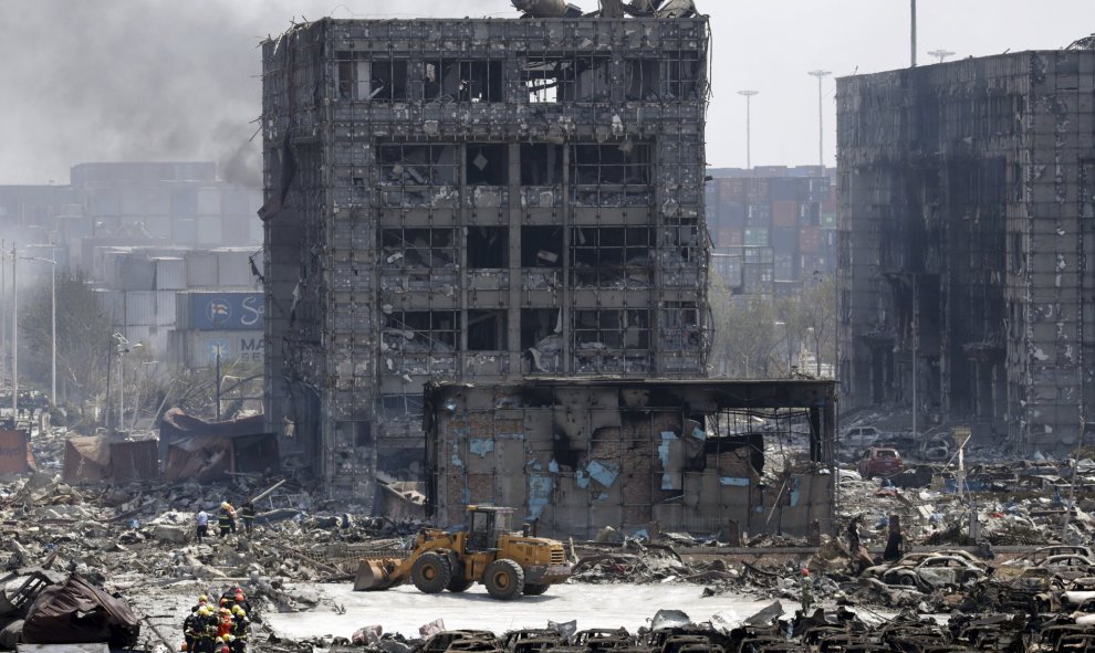 Vista de un edificio dañado cerca del lugar de la explosión, en el nuevo distrito de Binhai, en Tianjin. REUTERS