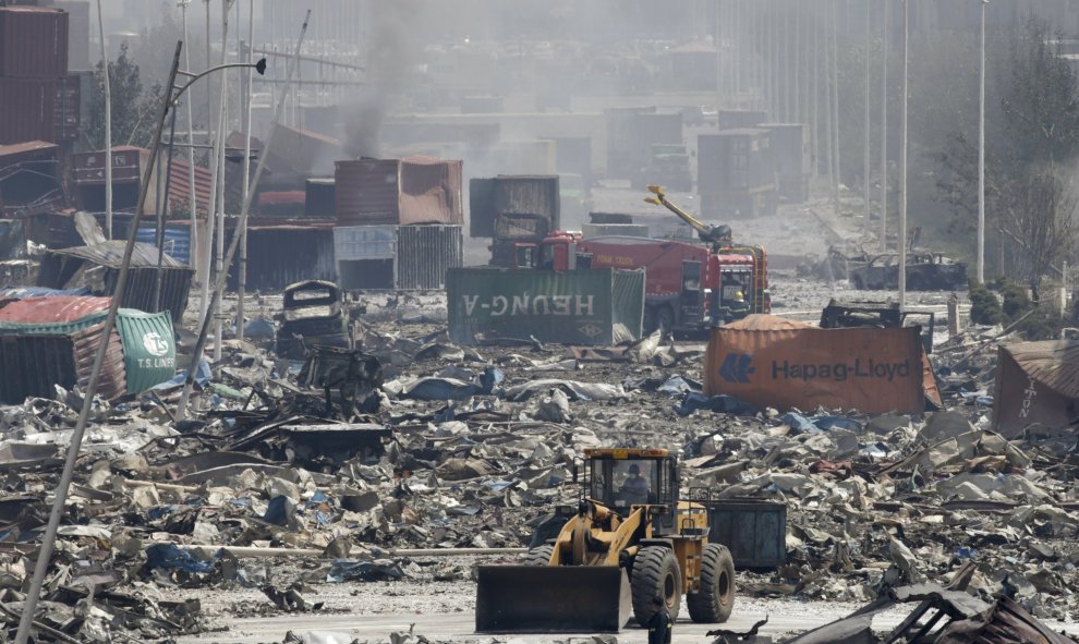 Un bulldozer trabaja cerca de la zona de la explosión para despejar las calles de escombros. REUTERS