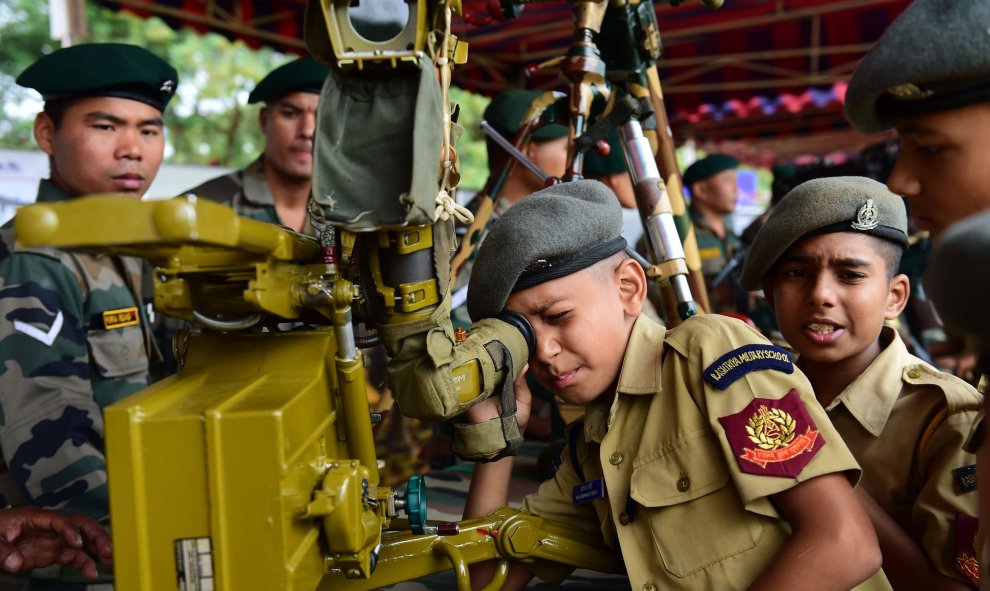 Un estudiante del Cuerpo Nacional de Cadetes en India mira a través de un periscopio durante un evento celebrado en el Grupo de Ingenieros de Madras en Bangalore, el 13 de agosto de 2015. AFP PHOTO / Manjunath KIRAN