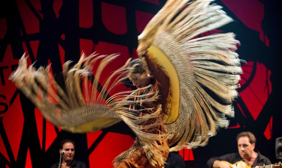 La bailaora gaditana, Begoña Arce Garcia, durante su actuación en la semifinal de la 55 edición del Festival Internacional del cande de las minas, que se celebra en La Unión, Murcia. EFE / José Albaladejo Ros.