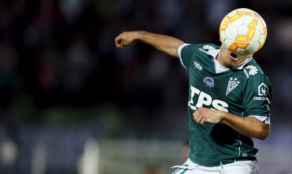 Paulo Rosales del Santiago Wanderers salta a por el balón durante el partido de fútbol de la Copa Sudamericana ante Libertad de Paraguay en Valparaíso. REUTERS / Rodrigo Garrido