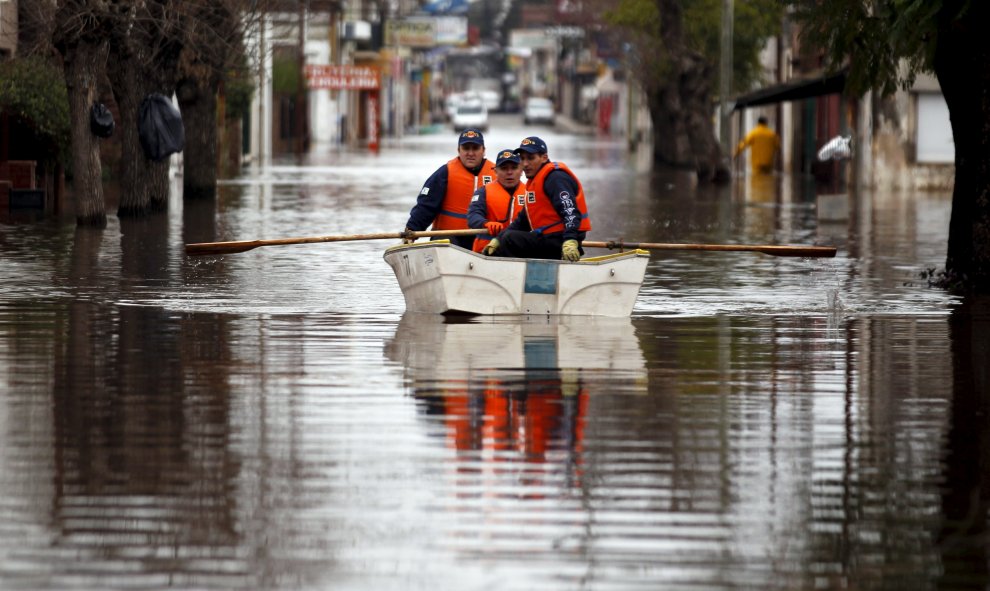 Policías argentinos patrullan una calle inundada en un barco en Luján, Argentina. Más de 20.000 personas han sido evacuadas después de las lluvias torrenciales en el último fin de semana que causaron inundaciones en el norte de la provincia de Buenos Aire