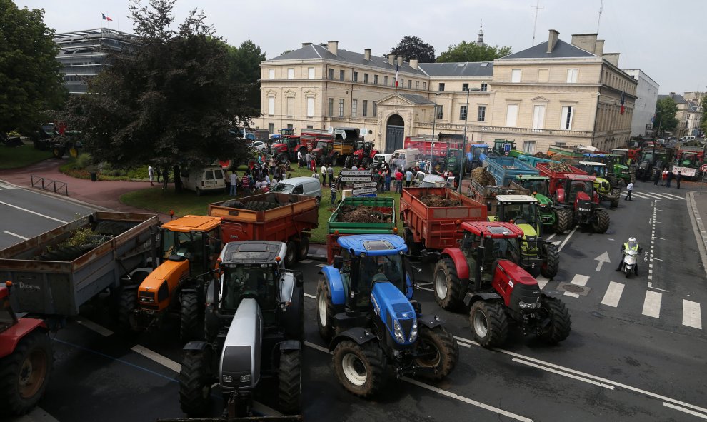 Tractores y remolques de agricultores franceses llenos de basura estacionados durante una manifestación delante de la prefectura de Calvados, en Caen, noroeste de Francia, el 13 de agosto de 2015. AFP PHOTO / CHARLY TRIBALLEAU