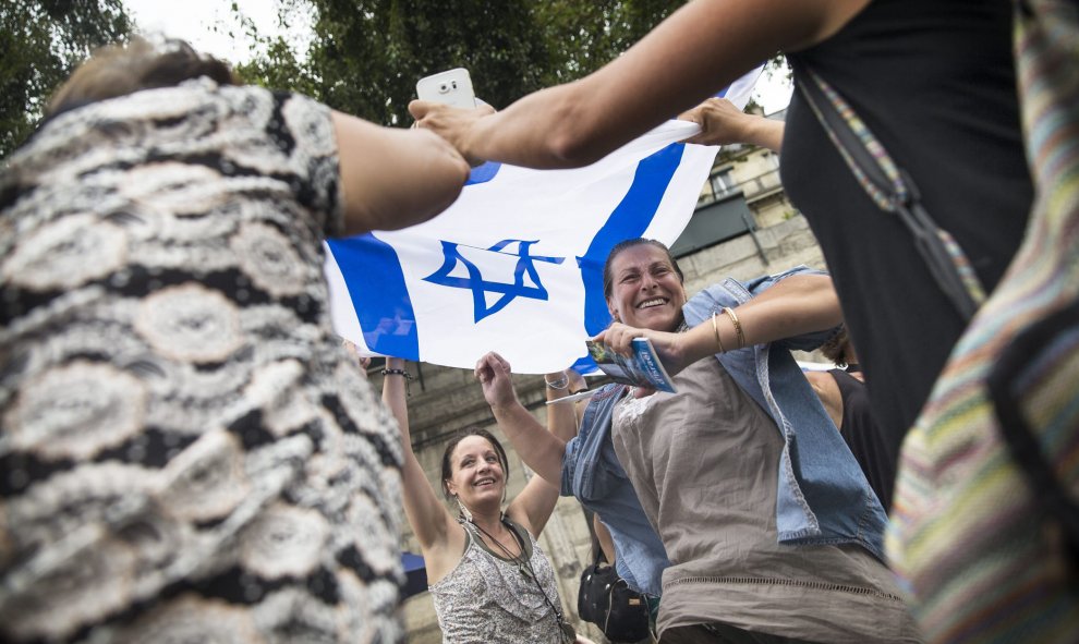 Varias personas participan en una fiesta dedicada a la ciudad de Tel Aviv, a orillas del Sena en París, Francia, hoy, 13 de agosto de 2015. EFE/ETIENNE LAURENT