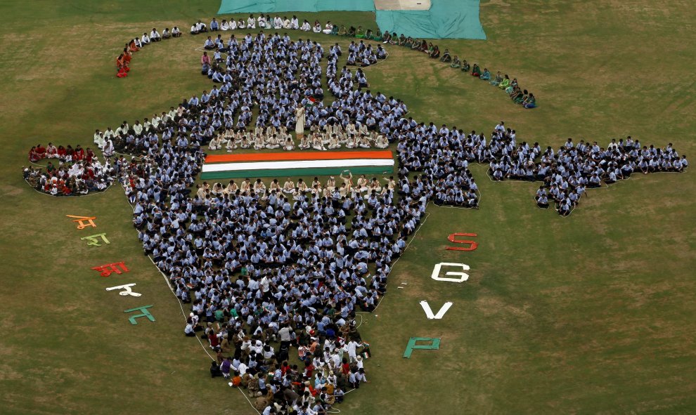 Estudiantes forman un mapa de la India dentro de las instalaciones de la escuela durante las celebraciones del Día de la Independencia en Ahmedabad, India, 14 de agosto de 2015. REUTERS / Dave Amit