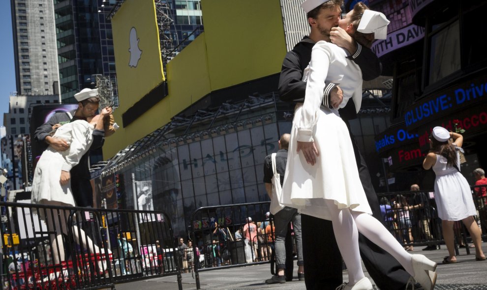 Actores recrean la famosa imagen de un marinero besando a una enfermera en el 70 aniversario del día de la Victoria sobre Japón, cerca de una escultura de la escena en Times Square de Nueva York. REUTERS / Brendan McDermid