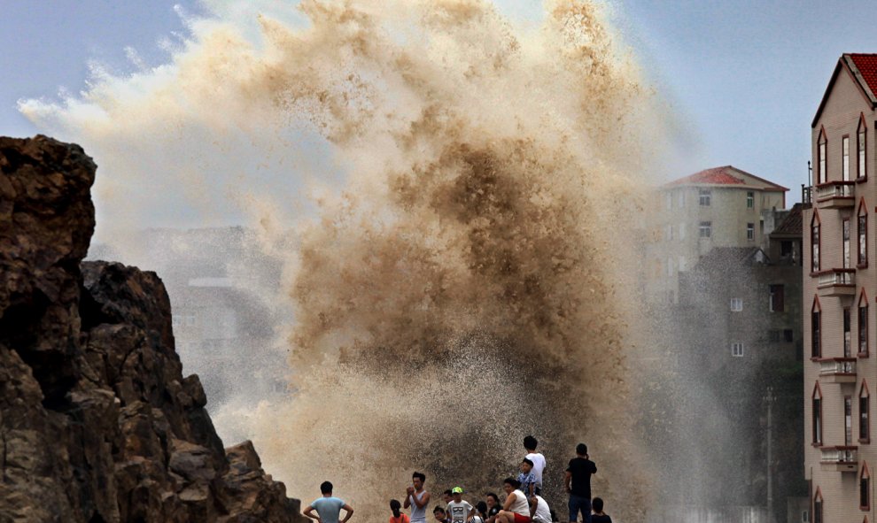 Los residentes de Wenling (China) se reúnen para ver las enormes olas producidas por el tifón Soudelor.- AFP PHOTO
