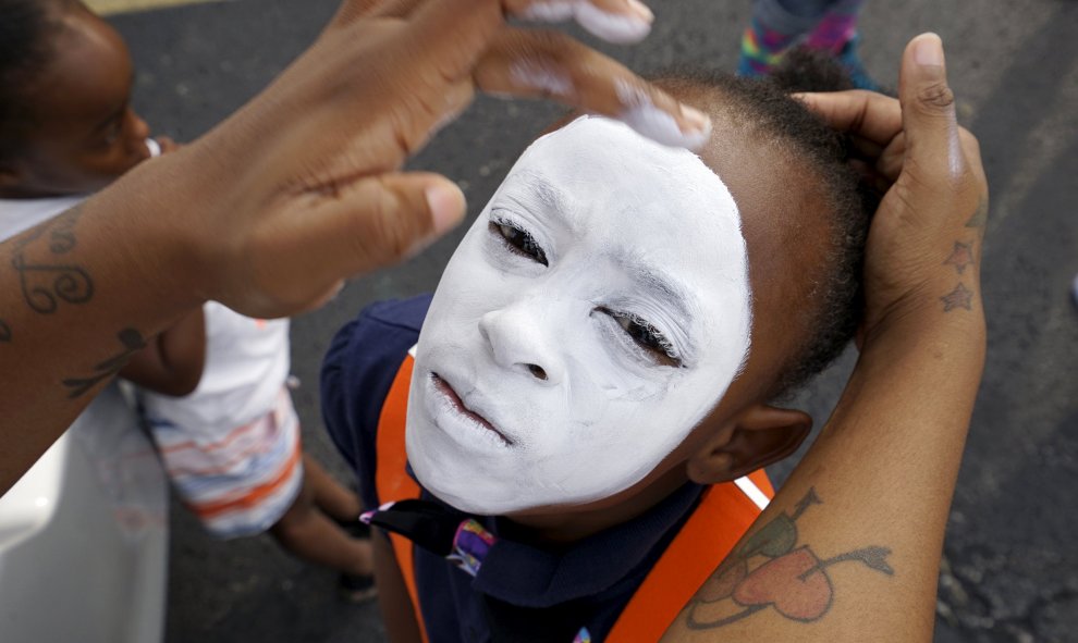 Una niña se punta la cara antes de una marcha de protesta en Ferguson, Missouri, contra el racismo de los policías estadounidense.- REUTERS / Rick Wilking