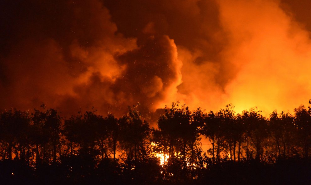 El fuego producido por una de las explosiones en la ciudad china de Tinjain.- AFP