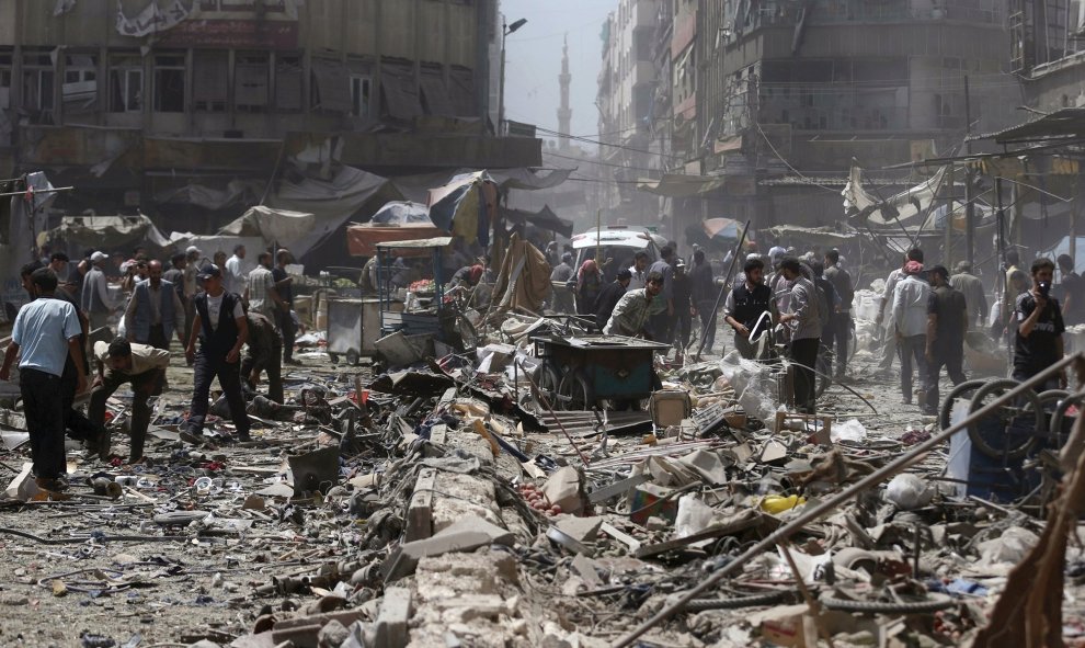 Al menos 82 personas han fallecido y unas 250 resultaron heridas en un bombardeo efectuado este domingo por aviones del combate del Ejército sirio contra un mercado en la localidad de Duma, uno de los feudos de los rebeldes en las afueras de Damasco, segú