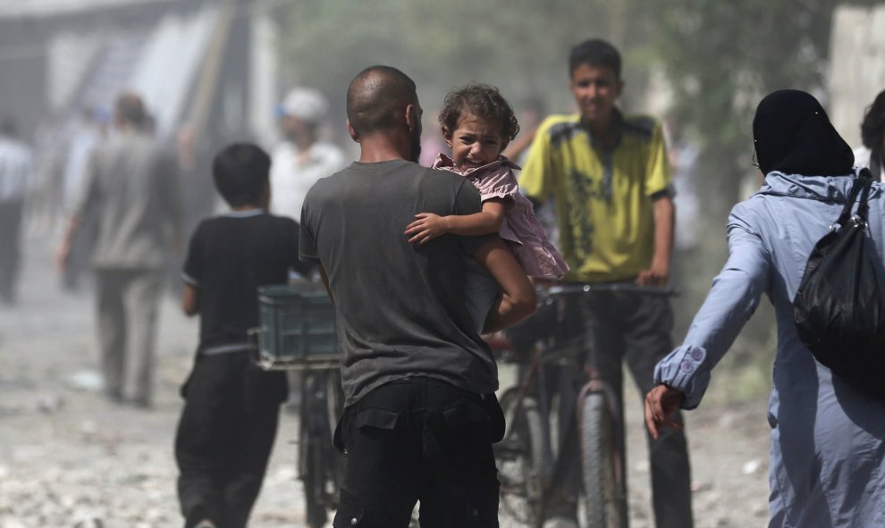 El director del Observatorio, Rami Abdulrramán, asegura de que se trata "de una masacre documentada". No hay tregua para las localidades de Siria: hace cuatro días, al menos 37 personas perdieron la vida, entre ellas cuatro menores, y 120 sufrieron herida