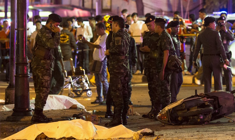 Los cuerpos de algunas de las víctimas, cubiertas con una lona blanca tras la explosión qe ha tenido lugar en el centro de Bangkok. REUTERS