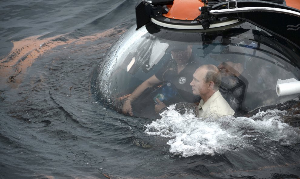 El presidente ruso, Vladimir Putin, en un batiscafo antes de sumergirse en las aguas del Mar Negro, cerca de Sebastopol, Crimea.- REUTERS / Alexei Nikolsky / RIA Novosti / Kremlin