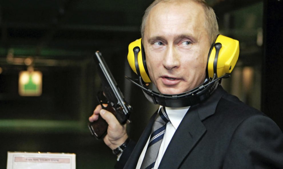 El presidente ruso Vladimir Putin en un campo de tiro de Moscú en 2006 .-Reuters
