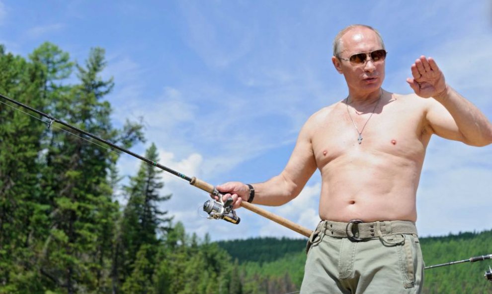 Vladimir Putin pescando durante sus vacaciones, en 2013.-AFP