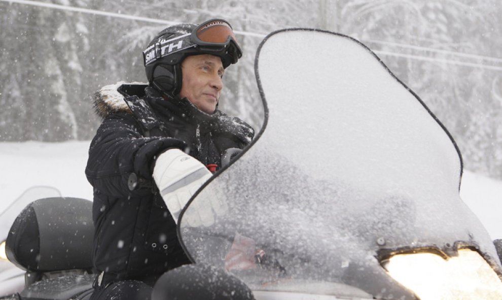 Putin, conduce una moto de nieve en la estación rusa de esquí de Krasnaya Polyana, cerca de Sochi, en el sur de Rusia,en 2010..- REUTERS / RIA Novosti / Kremlin / Dmitry Astakhov