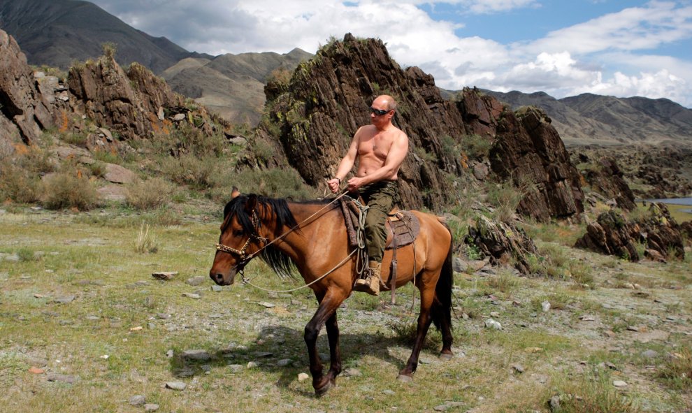 Putin montando a caballo.-REUTERS
