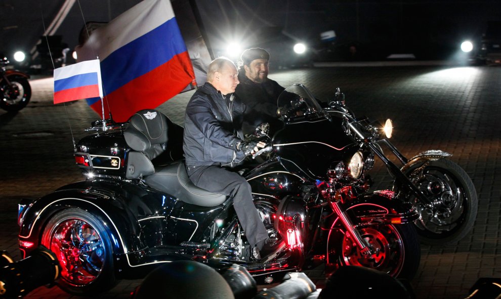 Putin monta en moto junto a Zaldostanov, líder de la banda de moteros los Lobos Nocturnos.-AFP