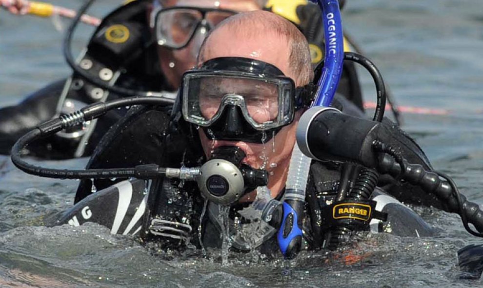 Putin durante una inmersión en una yacimiento arqueológico submarino en Phanagoria en la península de Taman, el 10 de agosto de 2011.-AFP