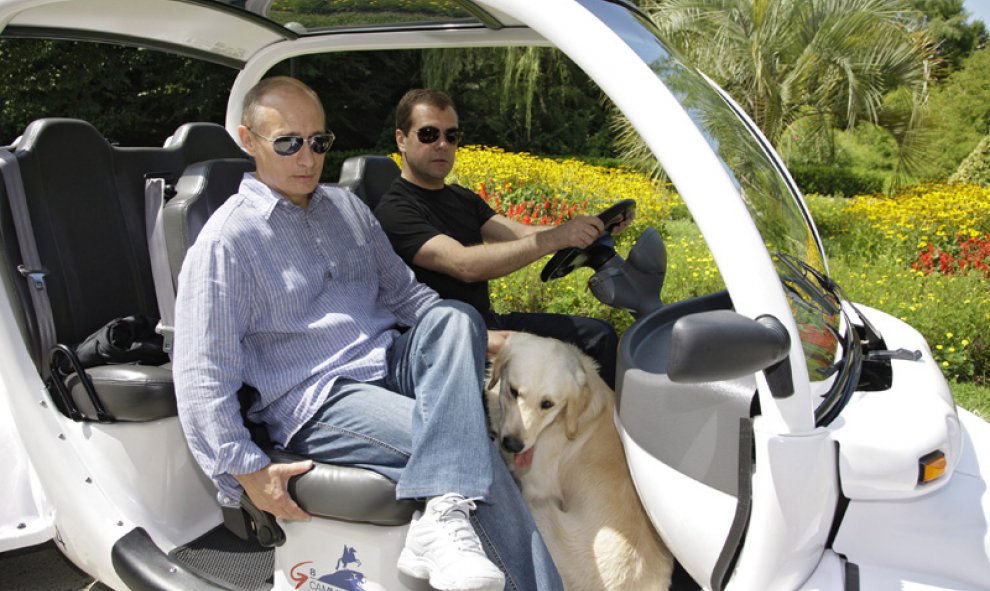 El presidente ruso, Dmitry Medvedev (dcha), y el primer ministro ruso, Vladimir Putin, pasean con un coche por la residencia presidencial de Bocharov Ruchei en el complejo del Mar Negro de Sochi, en 2010.- EFE/Dmitry AStakhov/Ria Novosti/Kremlin Pool