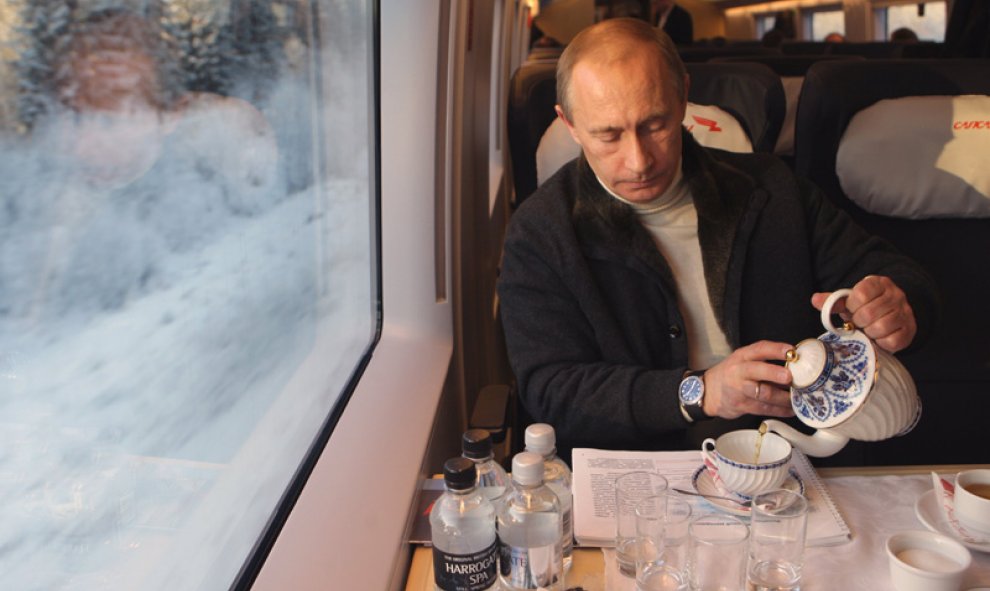 Putin sirve una taza de té en el "Sapsan", un tren bala, en un viaje desde San Petersburgo a Moscú. -AFP PHOTO / RIA-NOVOSTI / ALEXEY Druzhinin