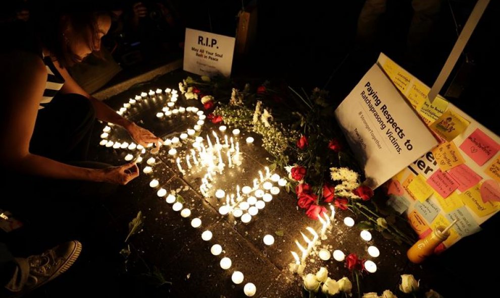 Tailandeses encienden velas en memoria de las víctimas en la explosión de una bomba ayer en Bangkok (Tailandia). EFE/Ritchie B. Tongo