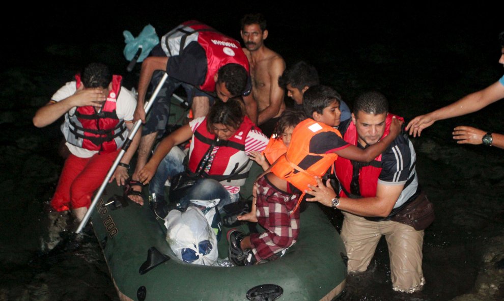 Los inmigrantes desembarcan desde un bote después de su fallido intento de navegar fuera de la isla griega de Kos de la ciudad costera turca de Bodrum. REUTERS