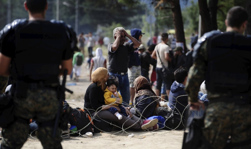 La policía de Macedonia ha lanzado este viernes granadas aturdidoras y gases lacrimógenos contra los refugiados que intentaban atravesar el paso fronterizo con Grecia./ REUTERS