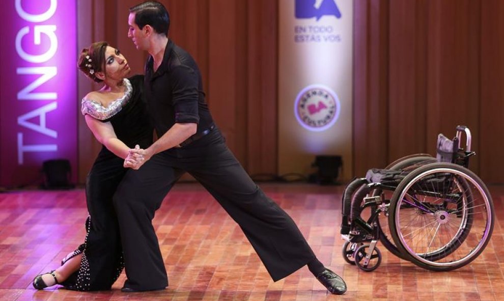 Una pareja de bailarines argentinos formada por Gabriela Torres y Pablo Pereyra durante su participación en la fase clasificatoria del Mundial de Tango que se celebra en Buenos Aires. EFE/David Fernández