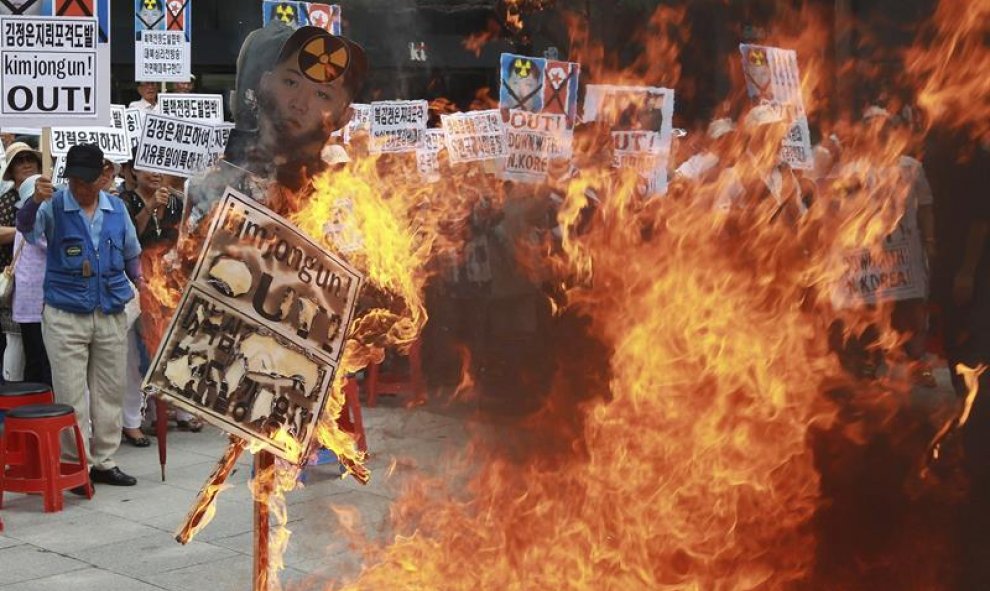 Activistas surcoreanos queman efigies del líder norcoreano, Kim Jong-Un, durante una protesta contra Corea del Norte en Paju (Corea del Sur). EFE/Yang Ji-Woong