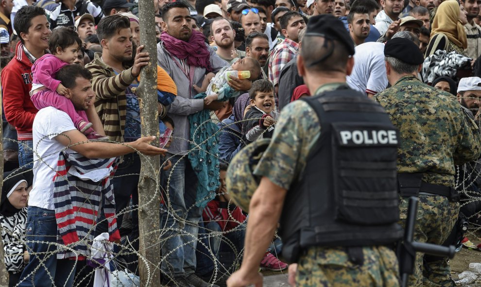 Cientos de refugiados en la parte griega de la frontera con Macedonia esperan el permiso para cruzar, cerca de la ciudad sureña de Gevgelija- EFE / EPA / GEORGI LICOVSKI