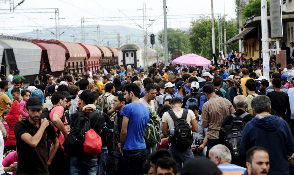 Los refugiados se agolpan en la estación de tren de Gevgelija  .- REUTERS/Ognen Teofilovski