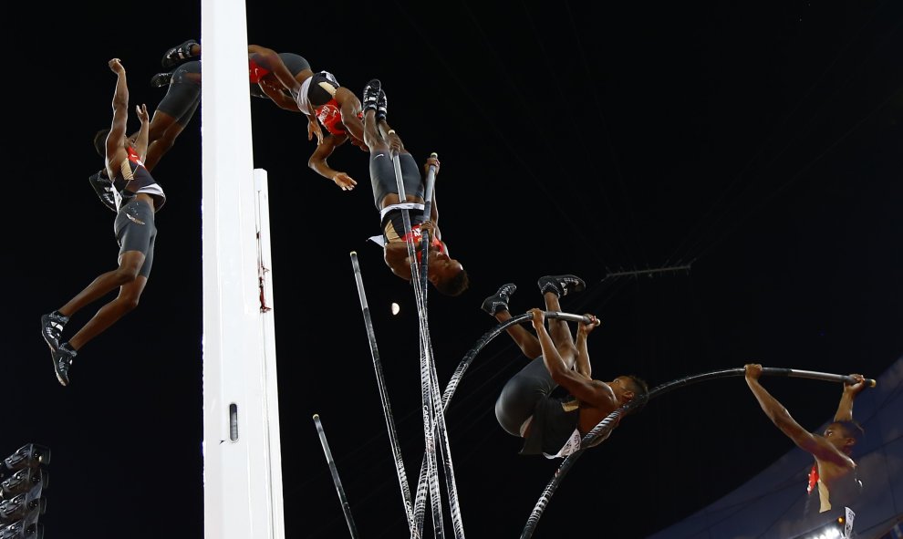 Raphael Marcel Holzdeppe de Alemania compite en el Campeonato Mundial de Atletismo en el Estadio Nacional de Pekín, China 24 de agosto de 2015 . REUTERS / Kai Pfaffenbach