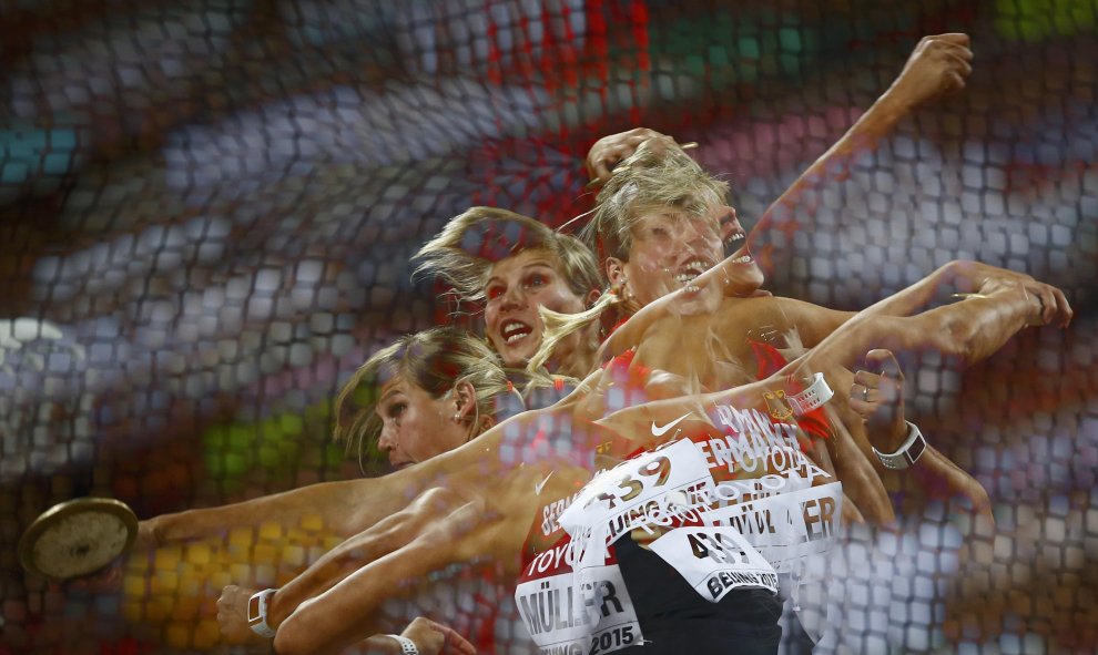 Nadine Mueller de Alemania compite para ganar el bronce en lanzamiento de disco femenina durante los Campeonatos del Mundo de atletismo en el Estadio Nacional de Pekín, China 25 de agosto de 2015. REUTERS / Kai Pfaffenbach