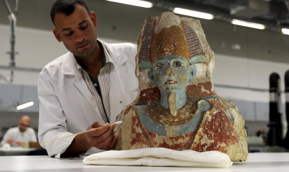 Un arqueólogo trabaja en la restauración de un antiguo artefacto egipcio en el Gran Museo Egipcio en Guiza, Egipto, 25 de agosto de 2015. REUTERS/Mohamed Abd El Ghany