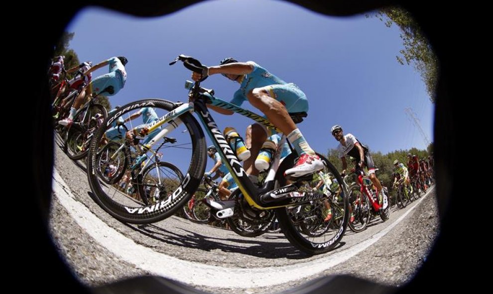 El grupo de escapados durante la cuarta etapa de la Vuelta Ciclista a España con salida en Estepona (Málaga) y llegada en Vejer de la Frontera (Cádiz), con una distancia de 203 kilómetros. EFE/Javier Lizón