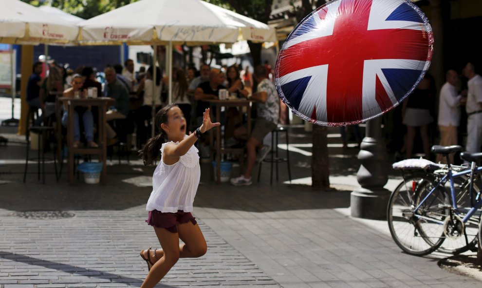 Una niña juega con un juguete en Sevilla, Andalucía, 26 de agosto de 2015. REUTERS/Marcelo del Pozo