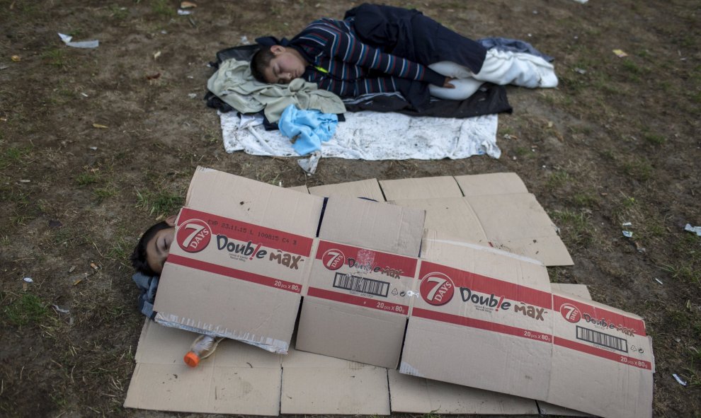 Refugiados sirios duermen en un parque cerca de la principal estación de autobuses y de tren en Belgrado, Serbia, antes de intentar cruzar a Hungría.- REUTERS / Marko Djurica