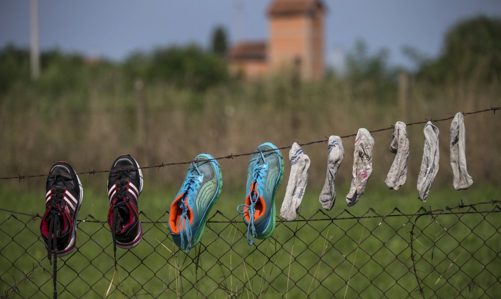Zapatos y calcetines de refugiados sirios, colgados a secar cerca de la frontera de Serbia con Hungría, cerca del pueblo de Horgos.- REUTERS / Marko Djurica
