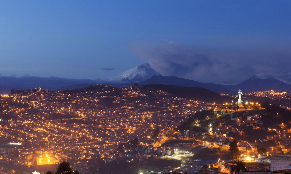 El volcán Cotopaxi, uno de los volcanes activos más altos del mundo, arroja ceniza y el humo se ve desde Quito, Ecuador, 27 de agosto de 2015. REUTERS / Gary Granja