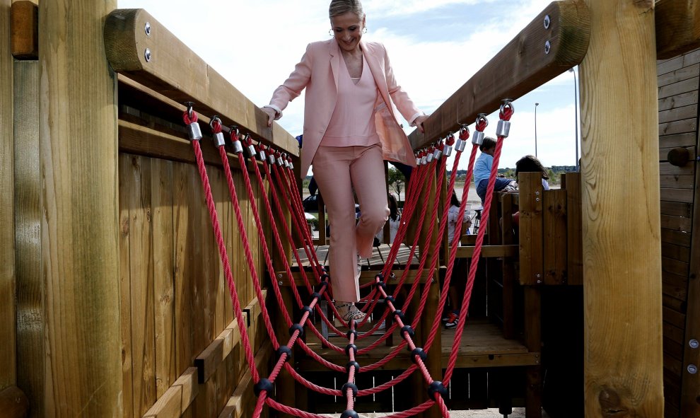 La presidenta de la Comunidad, Cristina Cifuentes, durante la inauguración de la primera infraestructura desde que fue investida presidenta de la Comunidad el pasado 24 de junio, el parque lineal Juan Carlos I de Boadilla del Monte, un espacio de más de 3