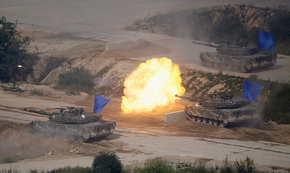 Tanques K1A1 del Ejército de Corea del Sur disparan munición real durante un ejercicio militar conjunto con EEUU.- KIM HONG-JI (REUTERS)