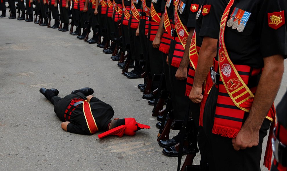 Un soldado del Ejército indio se desmaya durante una ceremonia para conmemorar el 50 aniversario de una guerra entre India y Pakistán.- ADNAN ABIDI (REUTERS)