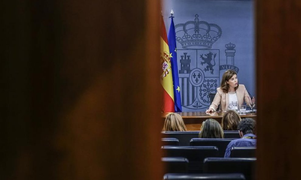 La vicepresidenta del Gobierno, Soraya Saénz de Santamaría, durante la rueda de prensa posterior a la reunión del Consejo de Ministros hoy en La Moncloa. EFE/Emilio Naranjo