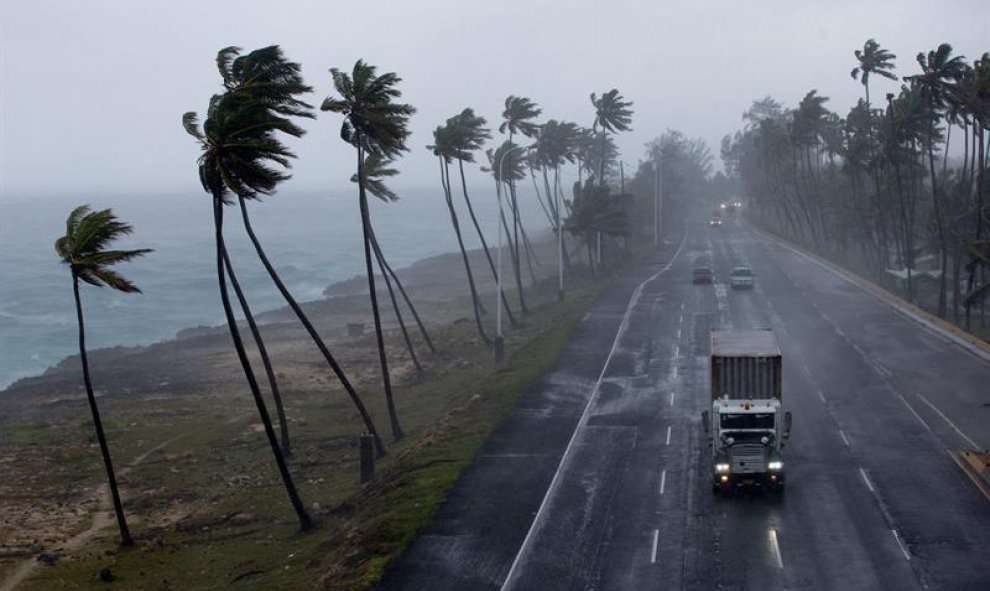 Vista de la autopista Las Américas ante la llegada de la tormenta tropical Erika hoy, viernes 28 de agosto de 2015, en Santo Domingo (República Dominicana). El centro de la tormenta tropical Erika se aproxima hoy al país mientras deja fuertes lluvias en P